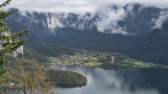 著名的奥伯特朗山村在夏天的雨天视频素材