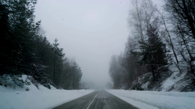 开车小心通过雾和雪乘客的观点视频素材