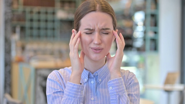 年轻女商人头痛的肖像视频素材