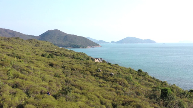 独自徒步的人在乡郊、山区、西贡、香港乡郊、白天、户外、春天视频素材