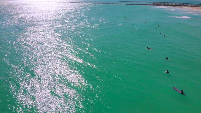 空中飞行迈阿密海滩海浪和冲浪板视频素材