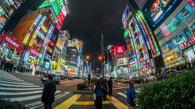 日本东京新宿，歌舞伎町夜晚的时光流逝，熙熙攘攘的人群行走在街道上视频素材