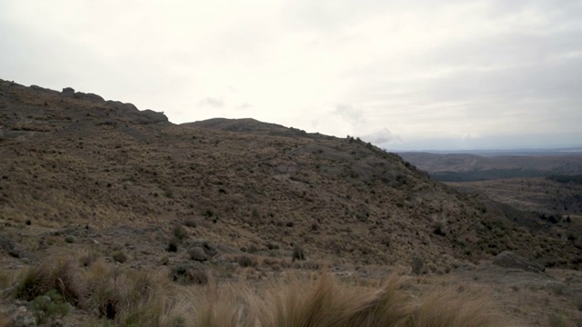 从山顶俯瞰“Valle de Calamuchita”的全景视频下载