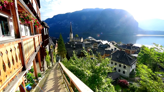 哈尔施塔特村庄和哈尔施塔特湖美丽的风景和戏剧性的多云天空在哈尔施塔特-达赫斯坦萨尔兹卡默古特，上奥地利视频素材