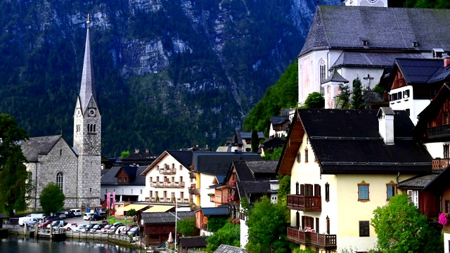 哈尔施塔特村庄和哈尔施塔特湖美丽的风景和戏剧性的多云天空在哈尔施塔特-达赫斯坦萨尔兹卡默古特，上奥地利视频素材