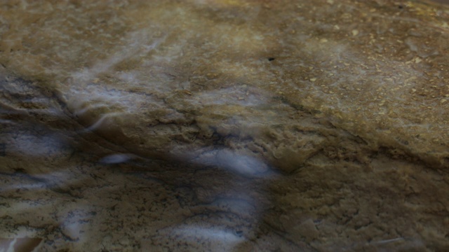 一股微弱的水流倒映着蓝天视频下载