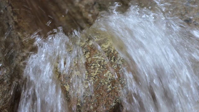 水滴在石头上形成水花视频下载