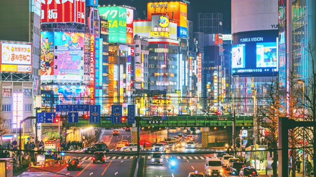 夜深人静的新宿，日本东京街头熙熙攘攘的人群视频素材