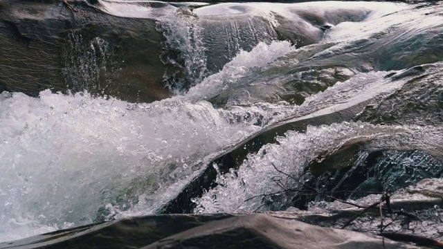 野生山河流动的石头巨石和石头急流。慢动作视频素材