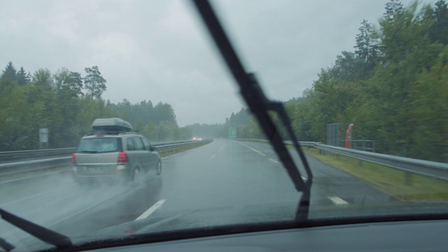 SLO MO在雨中驾驶视频素材