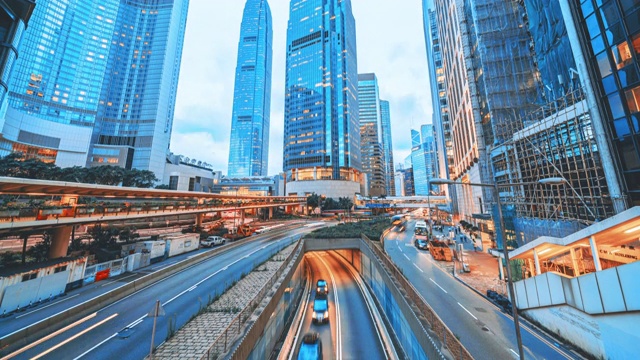 时间流逝的香港中区，交通和现代化的建筑视频下载