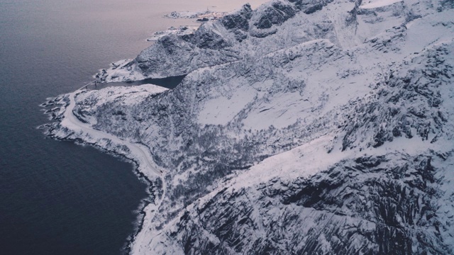 无人机拍摄的沿海高速公路和雪山视频下载