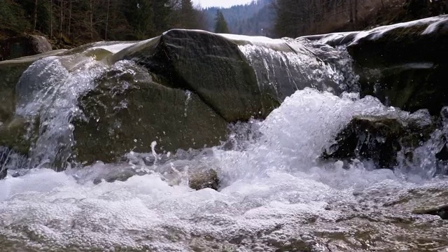 野生山河流动的石头巨石和石头急流。慢动作视频素材