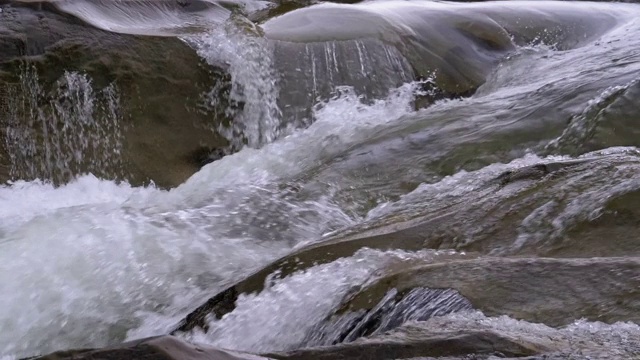 野生山河流动的石头巨石和石头急流。慢动作视频素材