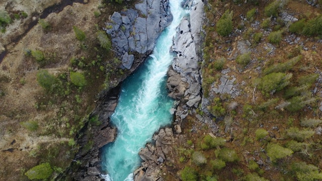 空中垂直视图的表面的山区河流格洛马加，Marmorslottet, Mo i Rana视频素材