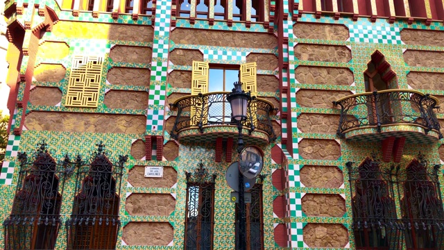 来自巴塞罗那Antoni Gaudi建筑师的多彩的Casa Vicens。视频素材