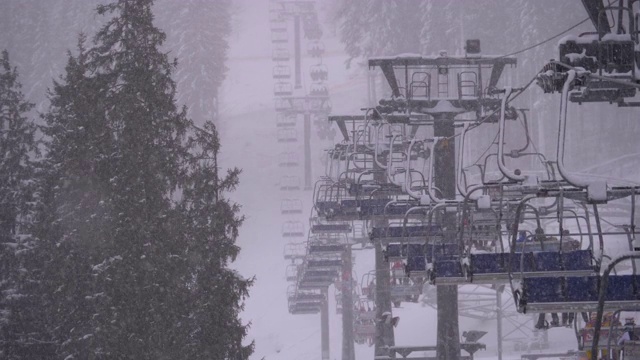 滑雪胜地的滑雪缆车。滑雪者爬上滑雪椅电梯，上到滑雪场视频素材