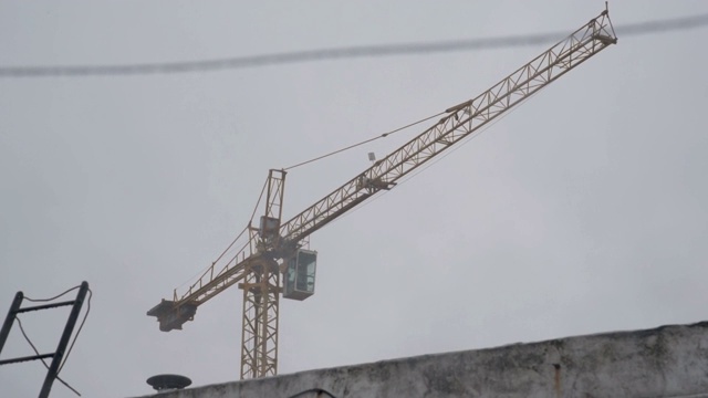 在阴天和雨天空建筑起重机视频下载