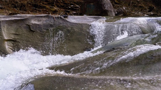 野生山河流动的石头巨石和石头急流。慢动作视频素材