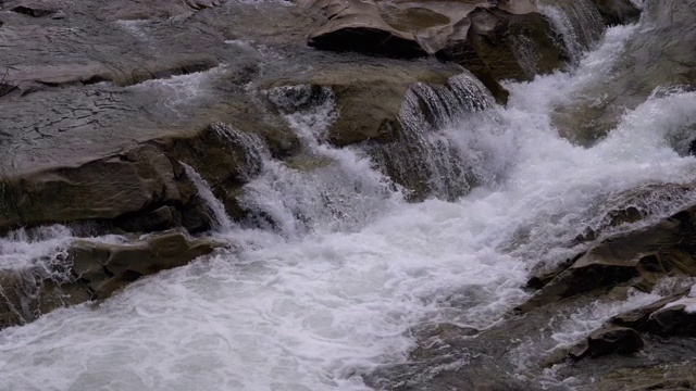 野生山河流动的石头巨石和石头急流。慢动作视频素材