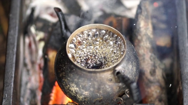 在营地里用茶壶泡茶。木火。美味的茶视频下载