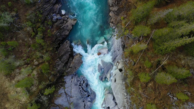 空中垂直视图的表面的山区河流格洛马加，Marmorslottet, Mo i Rana视频素材