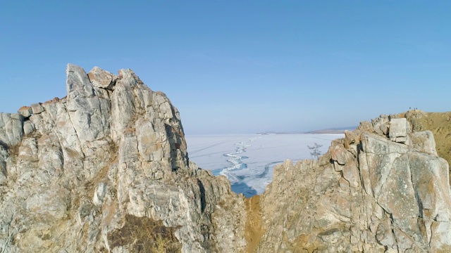 贝加尔湖冬季景观标志性地标。宁静鸟瞰图无人机拍摄视频素材