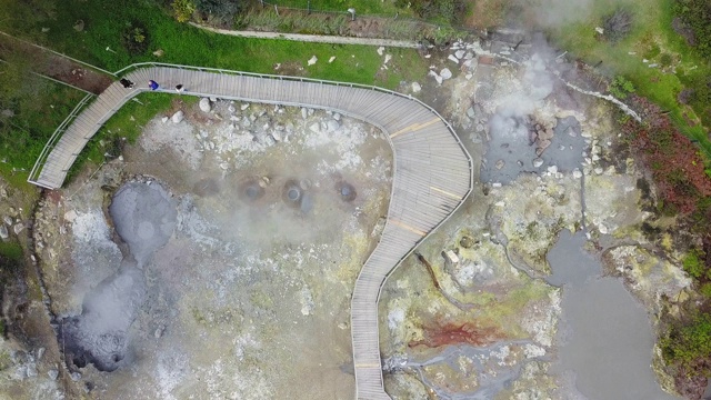 无人机鸟瞰卡尔代拉斯火山喷气孔的温泉，在弗纳斯，Sao Miguel岛，亚速尔群岛，葡萄牙视频素材