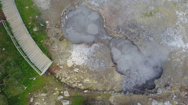 无人机鸟瞰卡尔代拉斯火山喷气孔的温泉，在弗纳斯，Sao Miguel岛，亚速尔群岛，葡萄牙视频素材