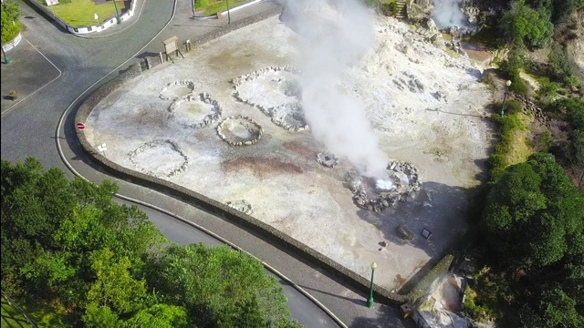 无人机鸟瞰卡尔代拉斯火山喷气孔的温泉，在弗纳斯，Sao Miguel岛，亚速尔群岛，葡萄牙视频素材