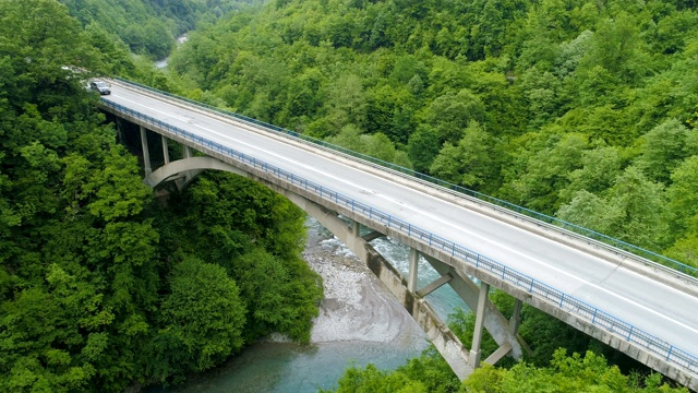 横跨莫拉卡河公路桥的鸟瞰图。视频素材