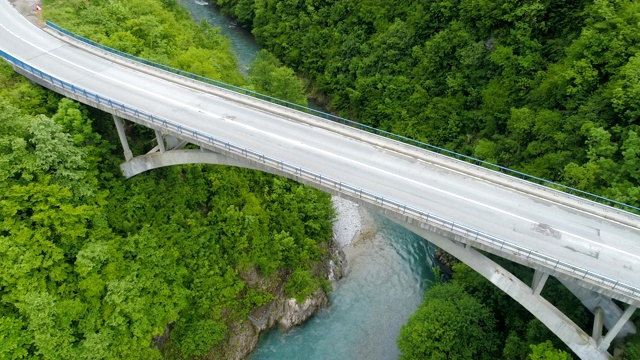 横跨莫拉卡河公路桥的鸟瞰图。视频素材