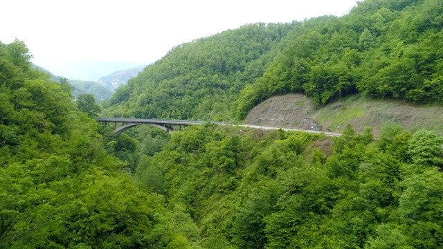 横跨莫拉卡河公路桥的鸟瞰图。视频素材