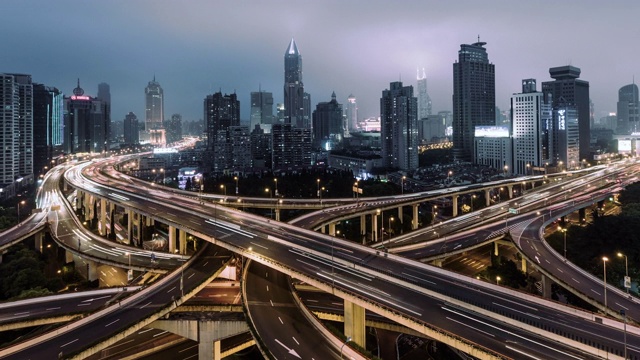 天桥和城市交通夜间鸟瞰图/上海，中国视频下载