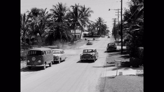 1950年代-跟踪拍摄的男子在街道上换车，迈阿密，佛罗里达，美国视频素材