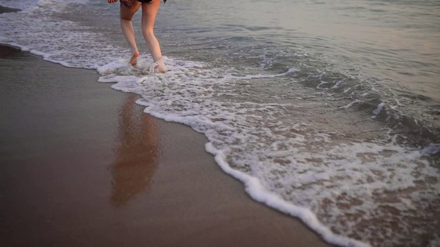 宁静的女人在她的海滩度假享受轻松漫步在日落的海滩上视频素材