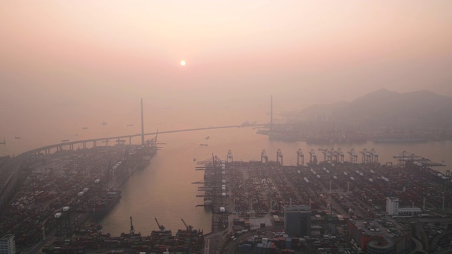 香港航拍v101飞越荔枝角地区，日落时看到船厂景色视频素材