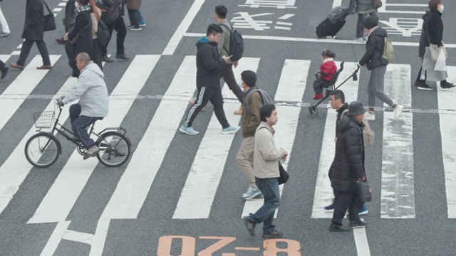 在东京上野车站，一群戴着面具的人正在过马路视频素材