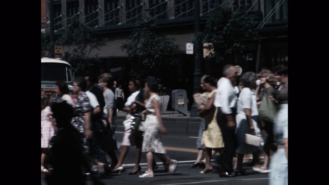 中镜头的人过马路在城市视频素材