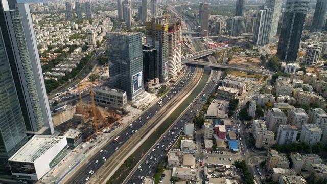 特拉维夫市公路白天的道路。无人机俯瞰阿亚隆高速公路汽车视频素材