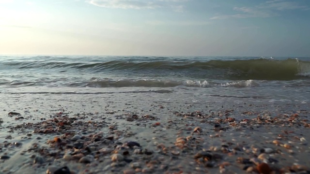 海滩，泡沫的海洋，海浪冲刷着沙子。海浪冲击着沙滩。海浪声视频素材