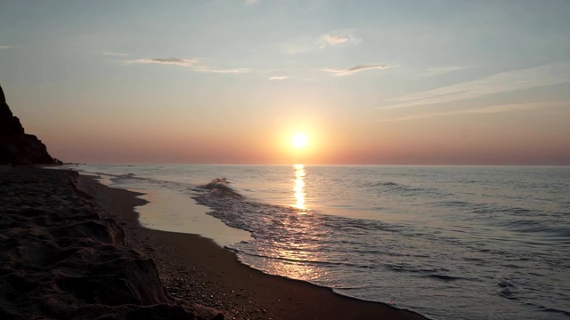 日出时俯瞰大海。美丽的海上风景。视频素材