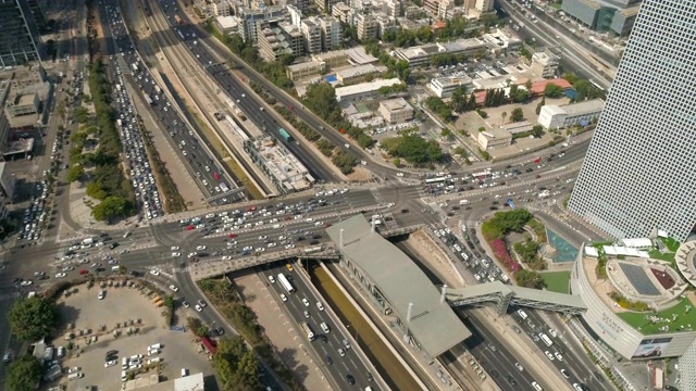 特拉维夫市公路白天的道路。无人机俯瞰阿亚隆高速公路汽车视频素材