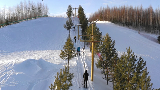 在山坡上的缆车，在冬季的山坡上的滑雪缆车。视频素材