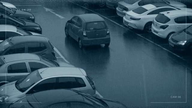 下雨时汽车停放的闭路电视画面视频素材