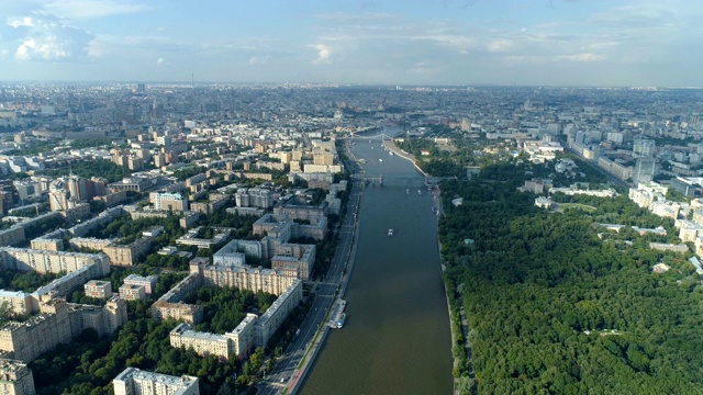 鸟瞰图莫斯科河，高尔基公园和莫斯科城市景观视频素材