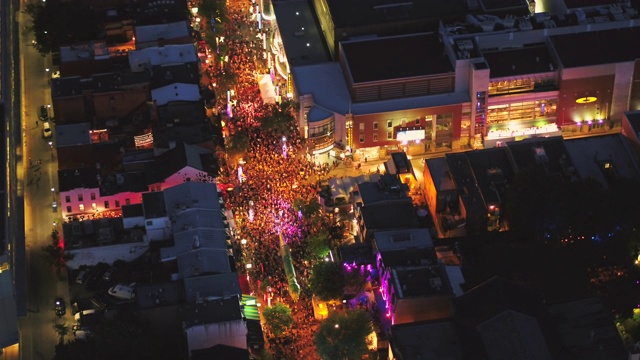 蒙特利尔魁北克空中v29鸟瞰低飞过夏天的街道节日在晚上市中心视频素材