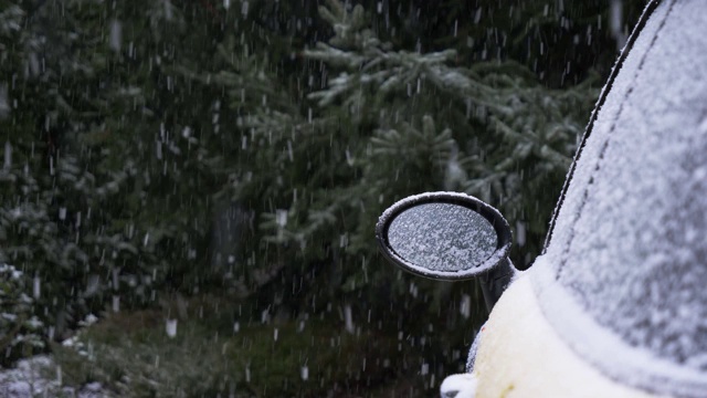 雪花飘落，粘在黄色的车上视频素材