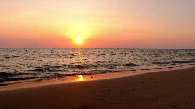 热带海滩与太阳接触地平线海面。视频素材