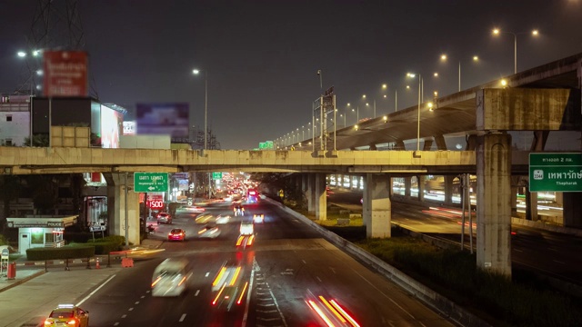 时间流逝，夜间交通在Bang Na-Trat路去曼谷春武里。泰国视频素材